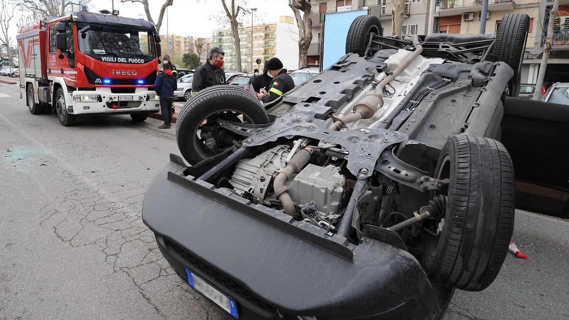 Auto si ribalta a Orbassano: paura in via Calvino, ma il conducente è salvo