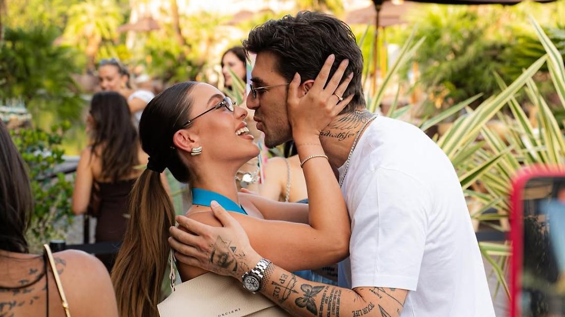 Andrea sorprende Elisa con una festa segreta