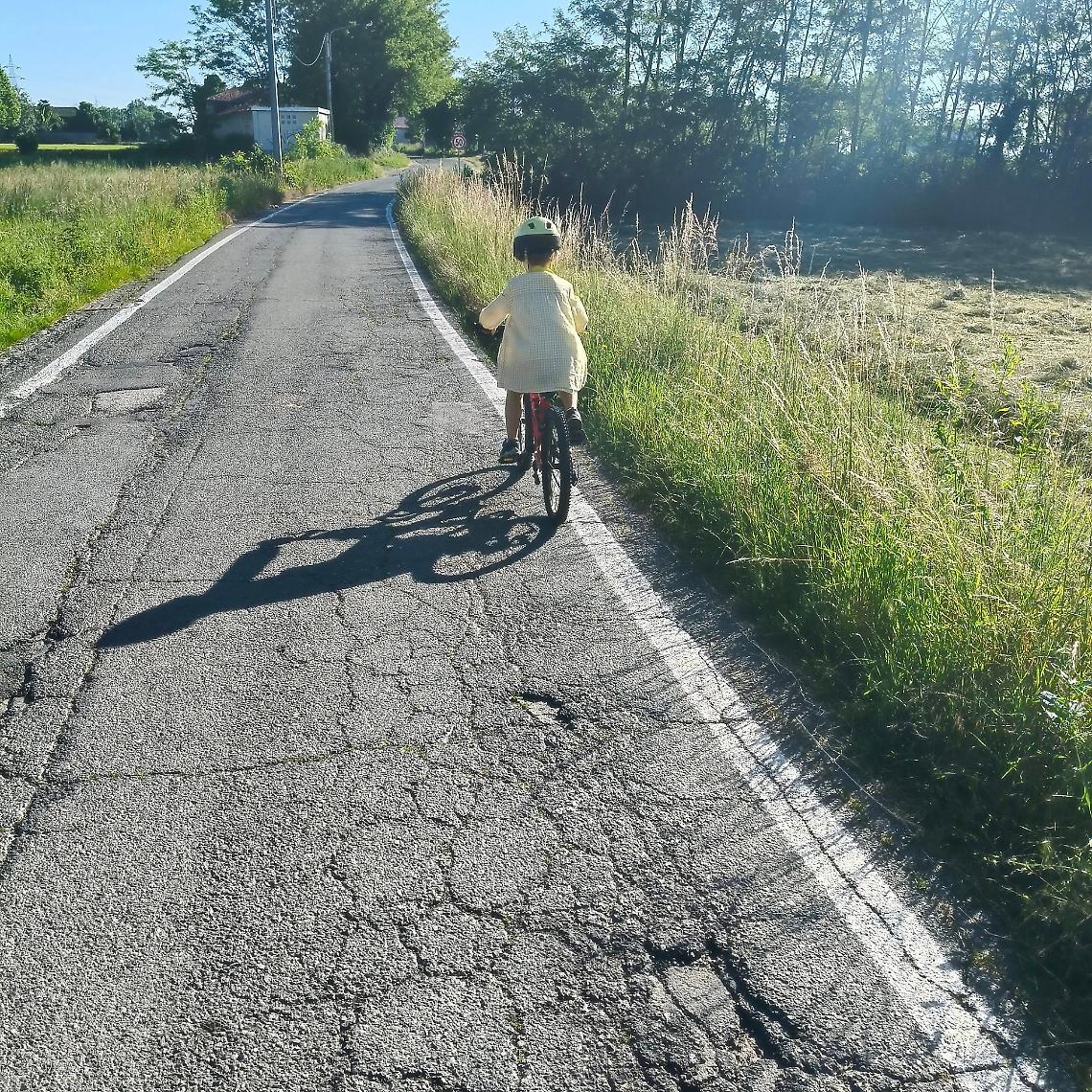 Vietato andare a scuola in bici (a Ciriè). La denuncia di una cittadina smaschera la retorica green del Comune
