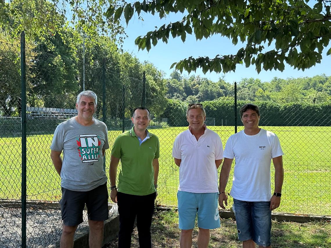 Foto di rito con il Presidente degli “Insuperabili” Condello, Paolo Cominetto presidente “Ivrea Woman”, Saivetto dirigente “Ivrea woman” e Davide D'Errico presidente dell'Ivrea calcio