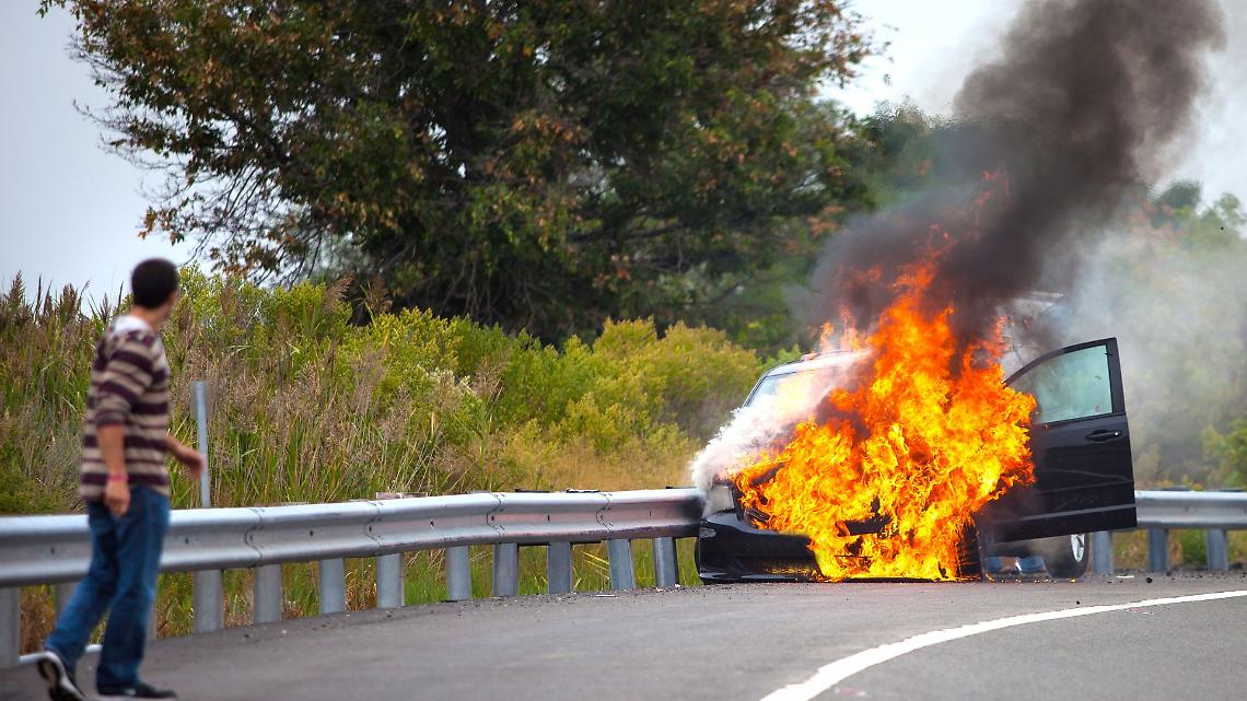 Auto in fiamme sull'A21: paura e prontezza evitano il peggio