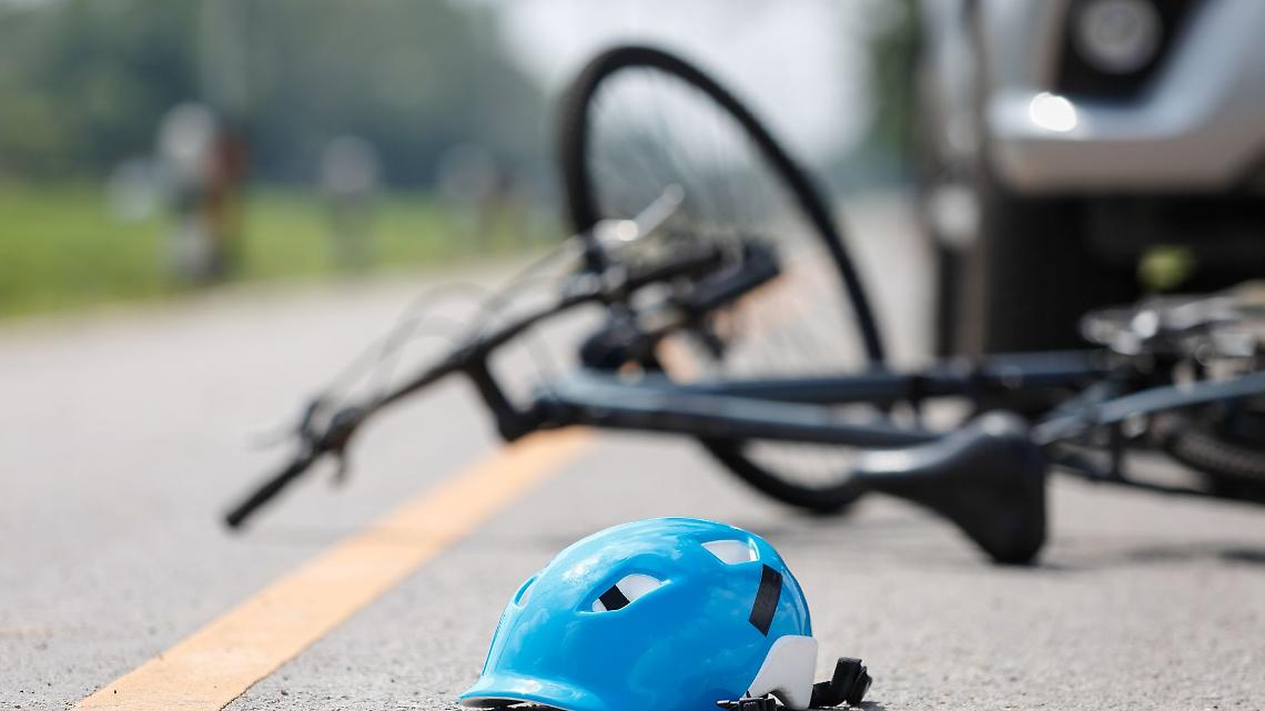 Castellamonte, ciclista tedesca si schianta contro il cemento: elitrasportata al Cto