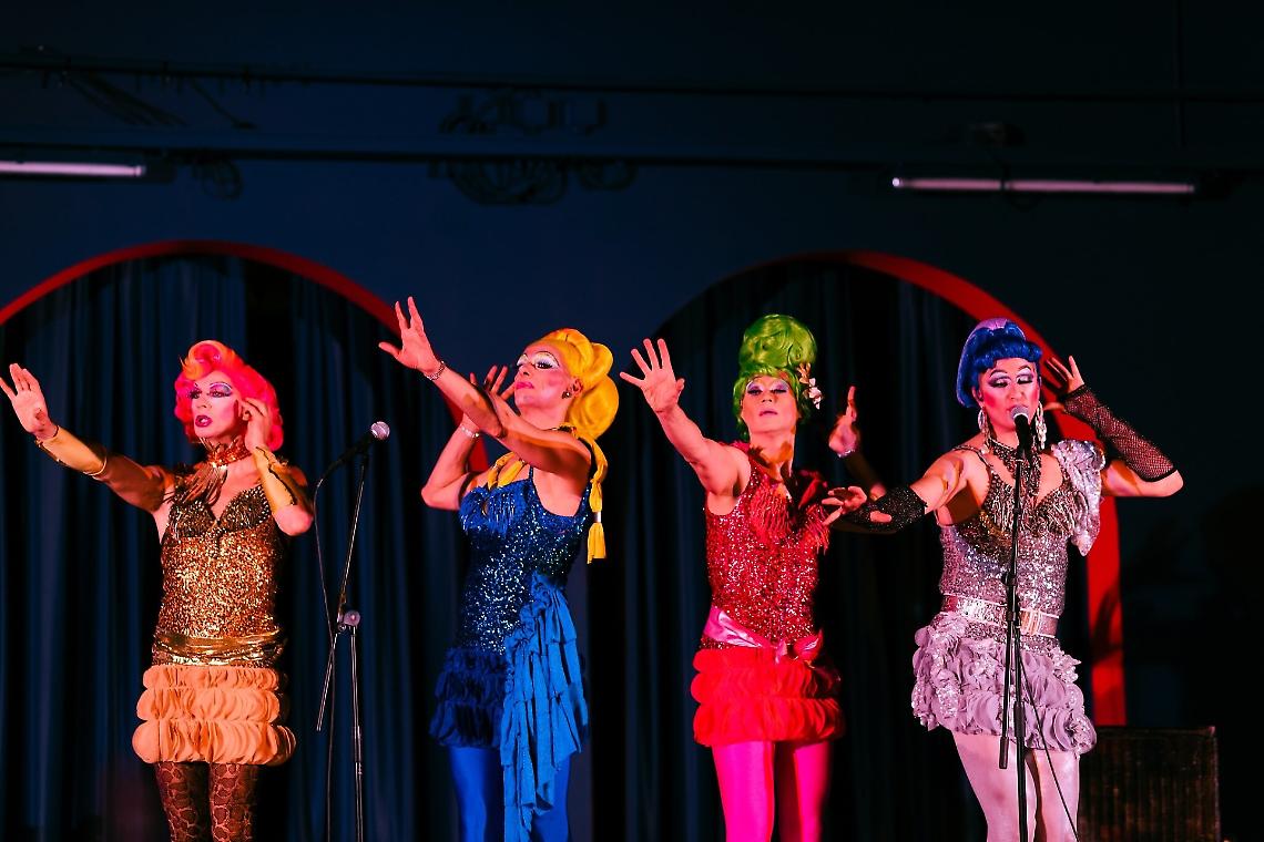 Drag queen, piatti regionali e revival anni ’90