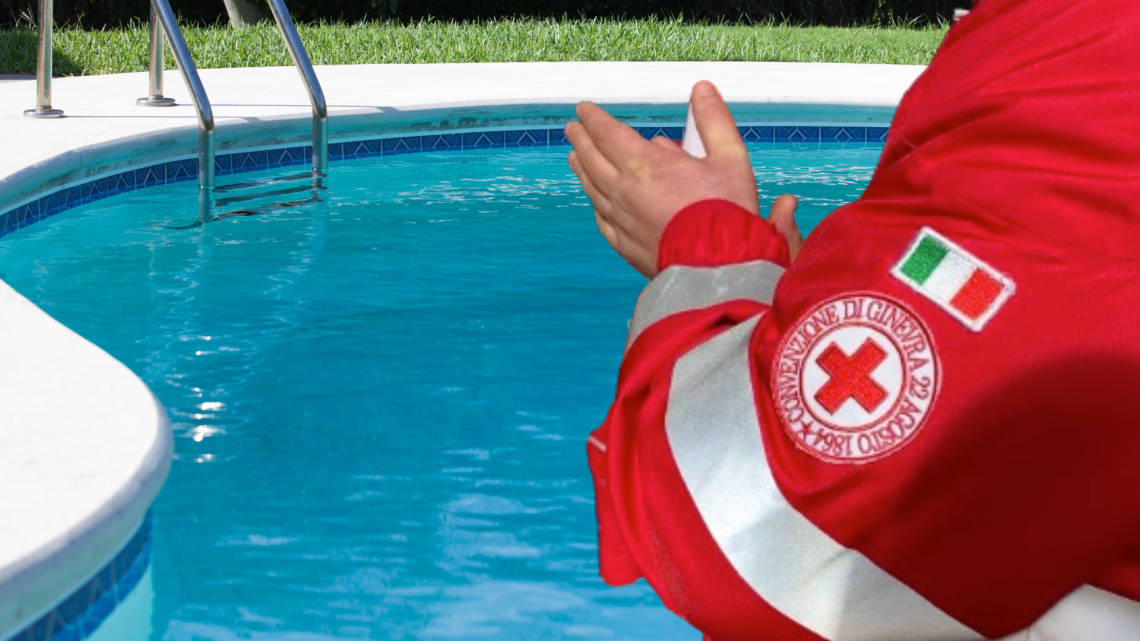Panico in piscina a Chivasso: bimbo rischia l'annegamento, salvato