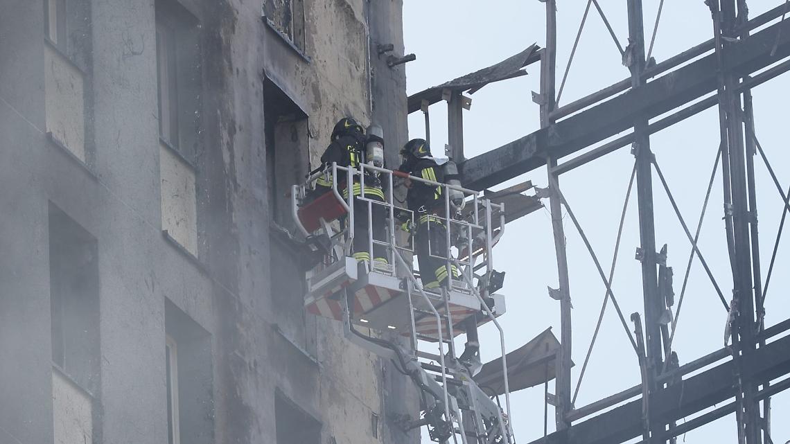Notte di paura a Novara: incendio in un palazzo, residenti soccorsi dai vigili del fuoco