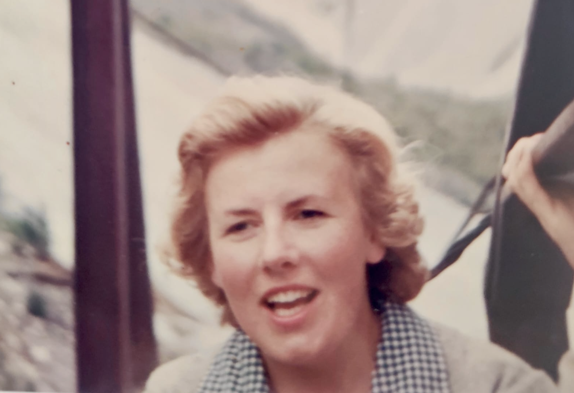 Marisa Basso in Casalino da giovane, sorridente tra le sue amate montagne.