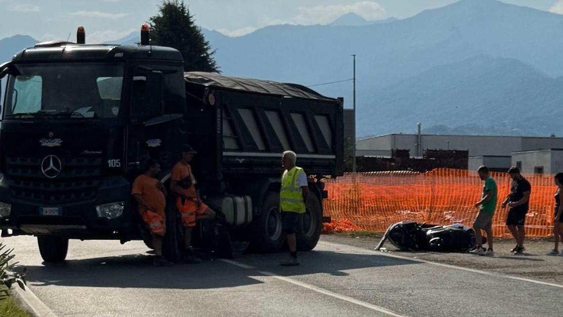 Scontro tra scooter e camion