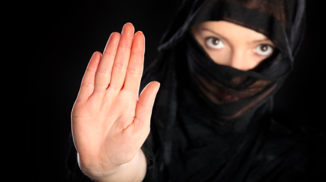 Dietrofront sull'ordinanza anti burqua: basta la legge
