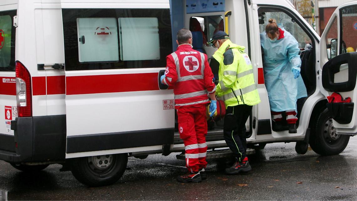  Moto a terra e auto in fiamme