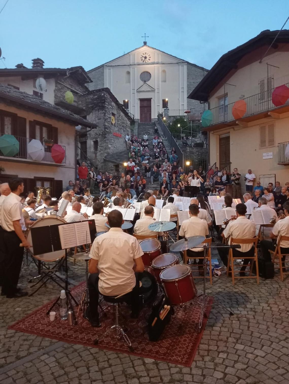 Il concerto della Banda Musicale di Fiano nella Piazzetta di Chiaves