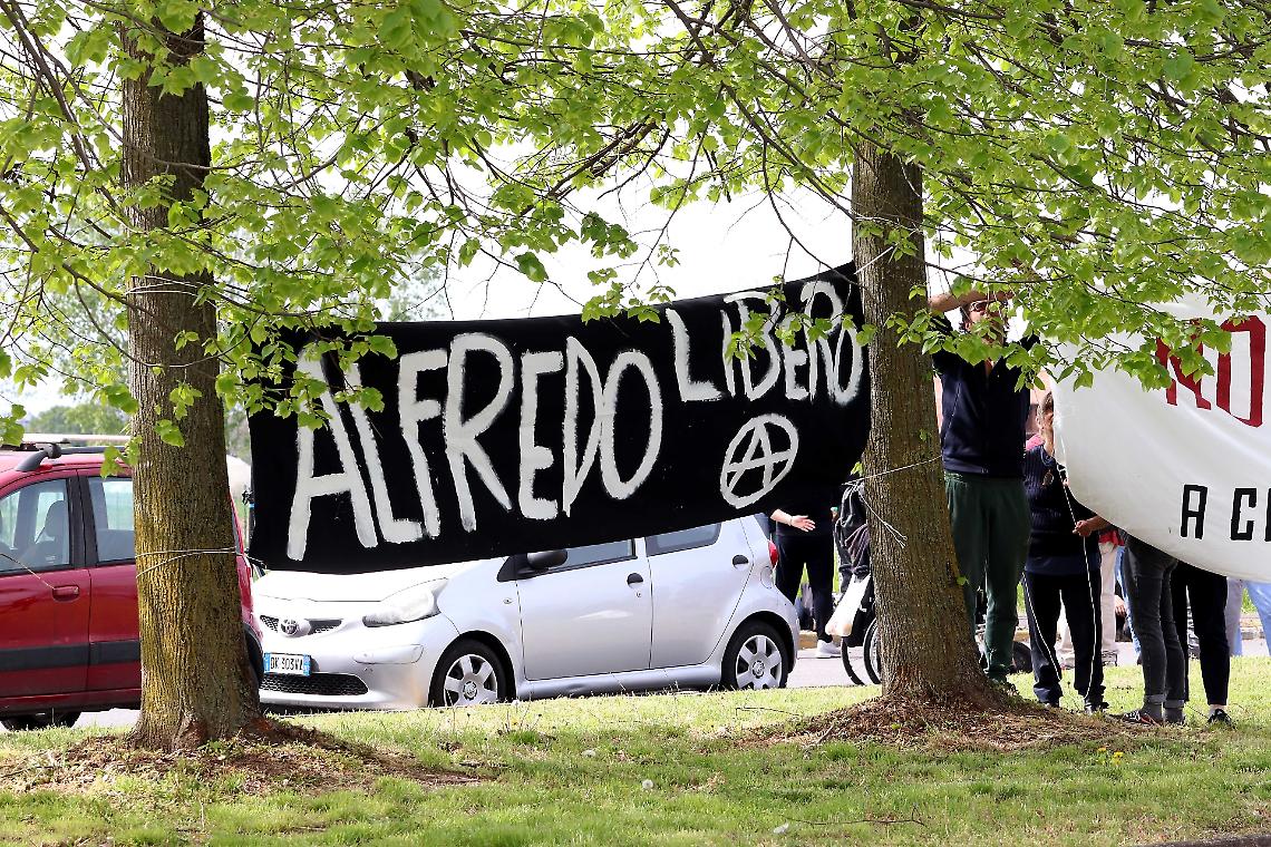 Sede di Fratelli d’Italia imbrattata e minacce alla Rai: perquisite quattro persone legate ai cortei pro-Cospito