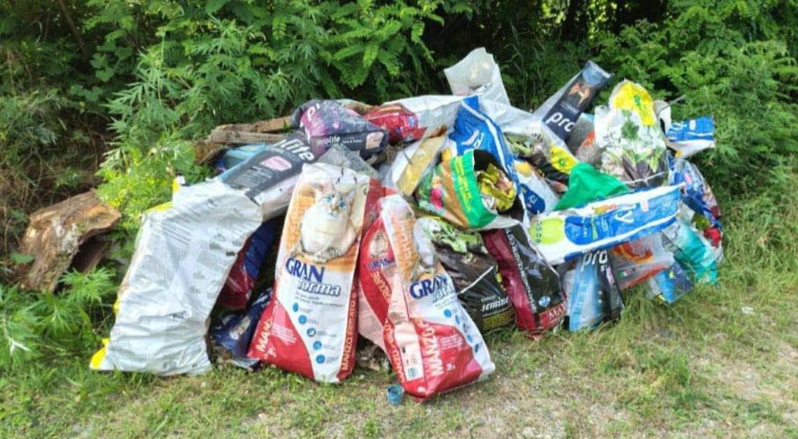 Rimossi 840 kg di pile buttate nei campi, il sindaco denuncia: spesi oltre 10.000 euro per bonificare il Parco del Po