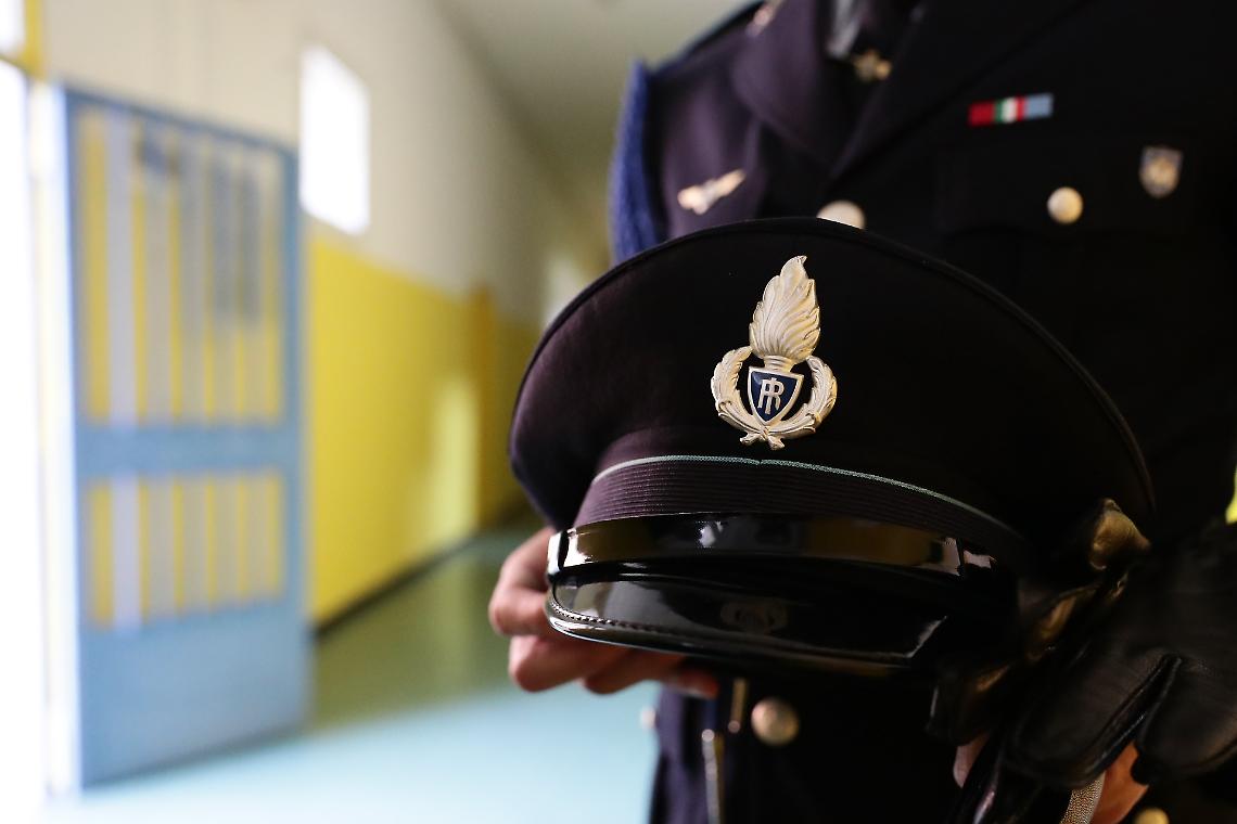 Telefono, droga e coltello: la polizia penitenziaria perquisisce il carcere di Torino