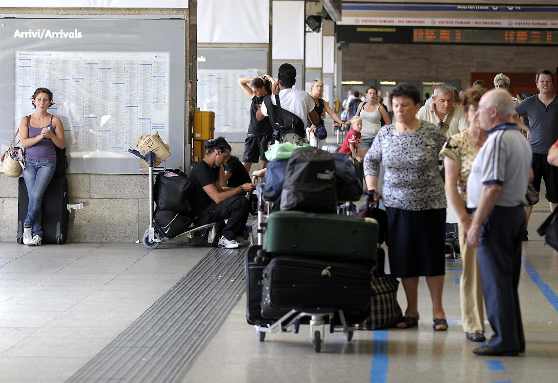 Viaggiare tra Roma e Milano a Ferragosto? Un’odissea su rotaie. E il Codacons lancia l’allarme: "Treno meno conveniente di aereo e bus"