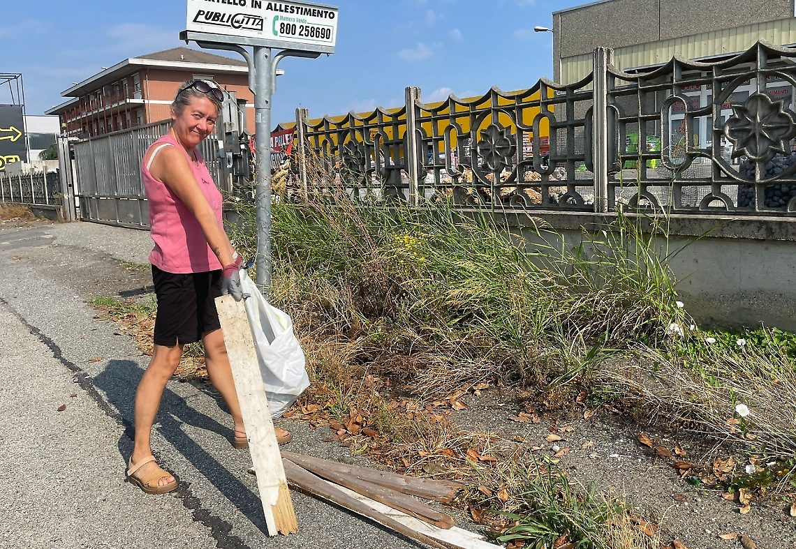 Leinì tra rifiuti e volontari: via Osella è una discarica, ma c’è chi lotta