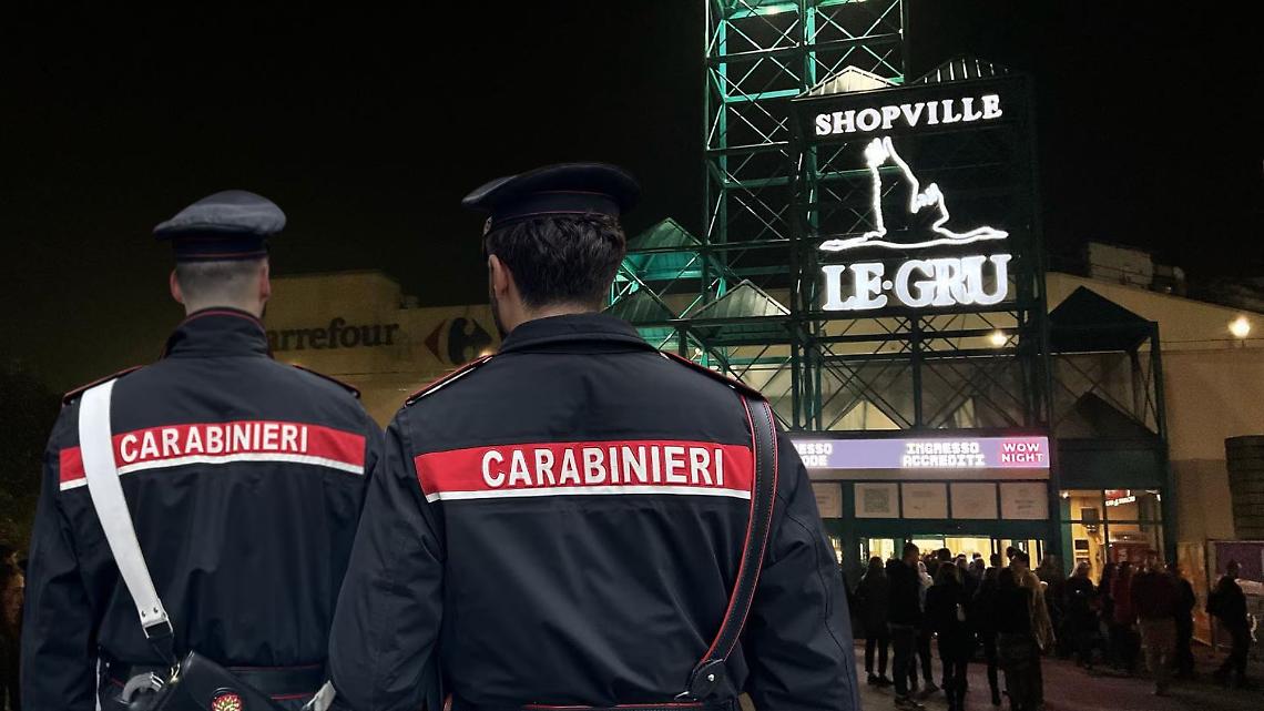 colpo notturno al centro commerciale Le Gru: ladri in azione al negozio Cisalfa