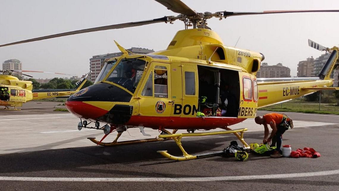Alpinista sospeso nel vuoto 