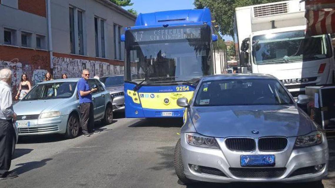 Torino, parcheggia e blocca tutto