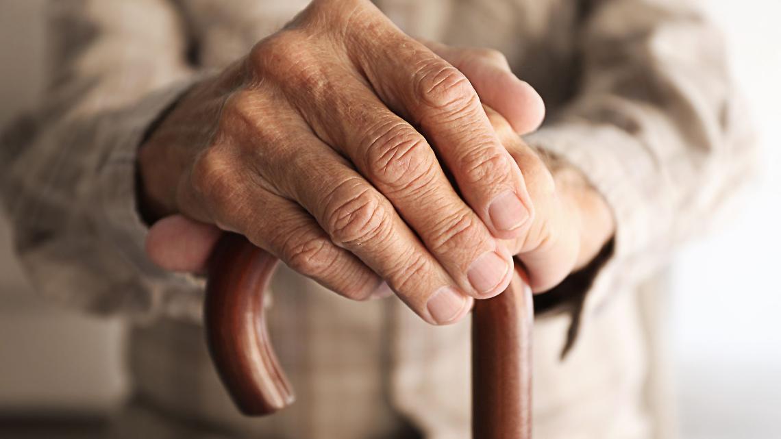 Anziano di 82 anni mette in fuga col bastone un rapinatore. Era stato immobilizzato