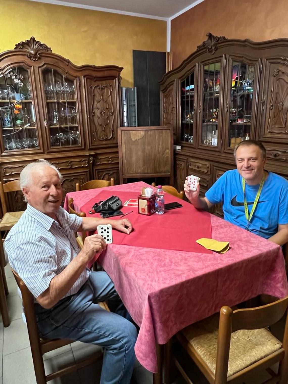 La pinnacola di ogni giorno: due amici, un bar, e una storia che si ripete