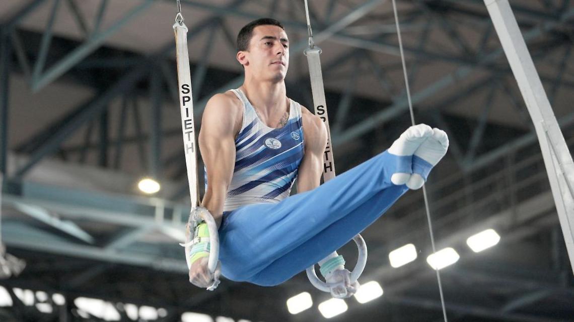 Lorenzo Bonicelli cade dagli anelli 