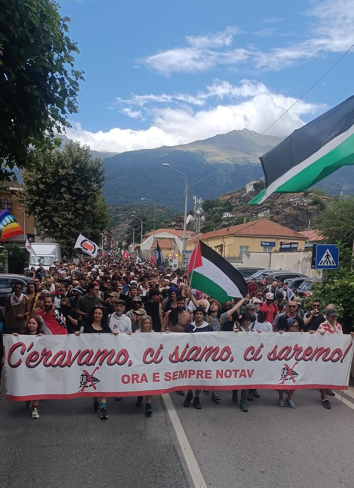 Alta felicità in Val di Susa: il corteo No Tav si dirige verso i cantieri di Chiomonte e Traduerivi