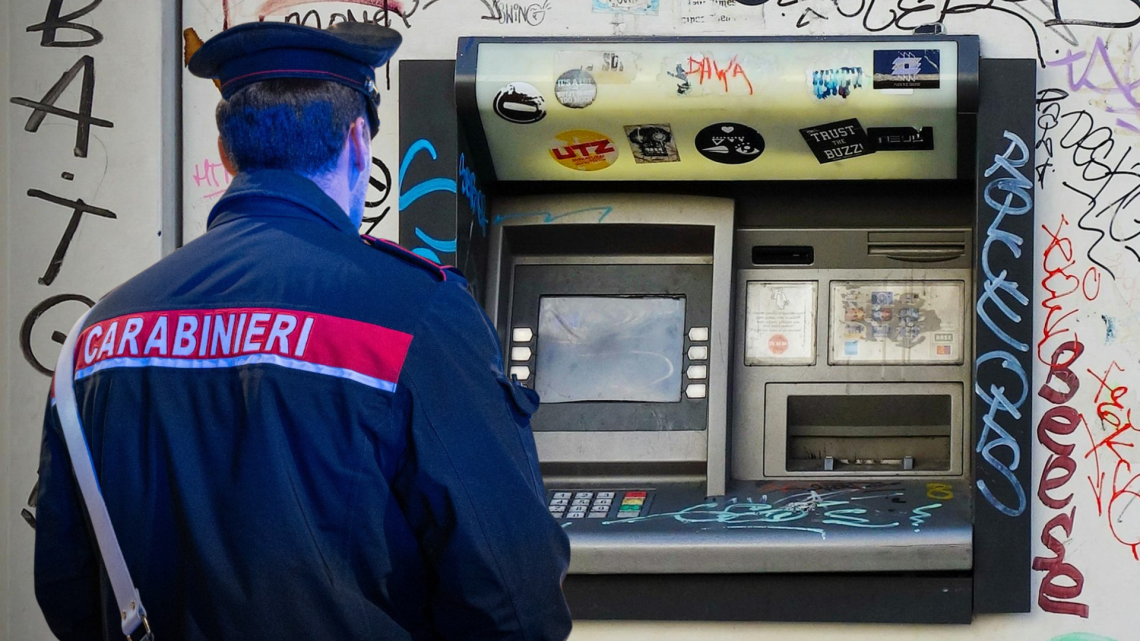 Rapina shock: armati al bancomat, via con il bottino