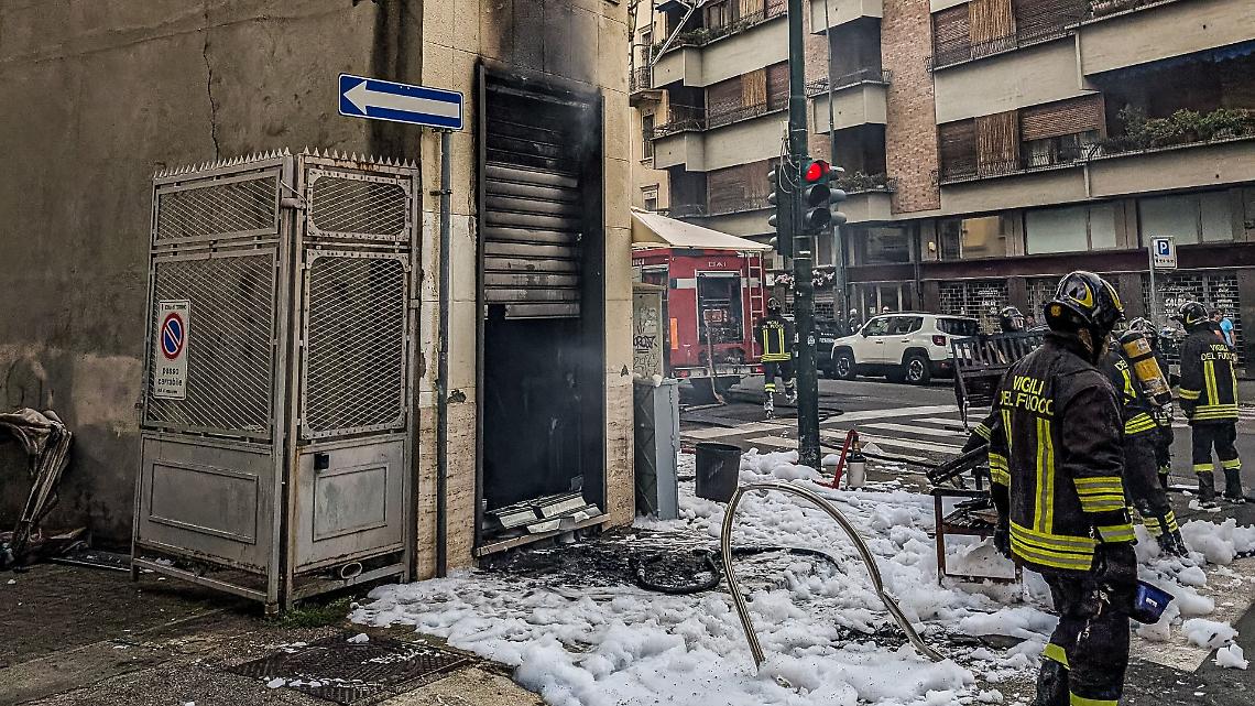 Incendio devasta gelateria