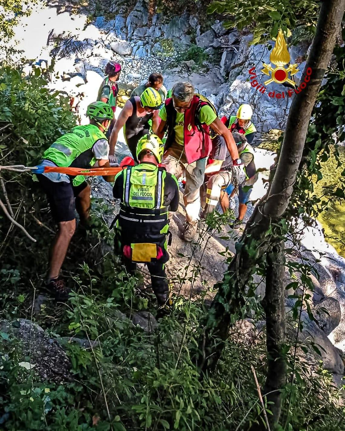  Paura nel Sangone, ragazzo ferito e bloccato nell'acqua: salvato dai sommozzatori