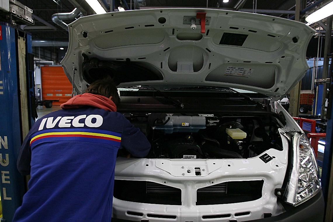 Difesa a Leonardo, camion a Tata: lo smembramento di Iveco vale 5,5 miliardi