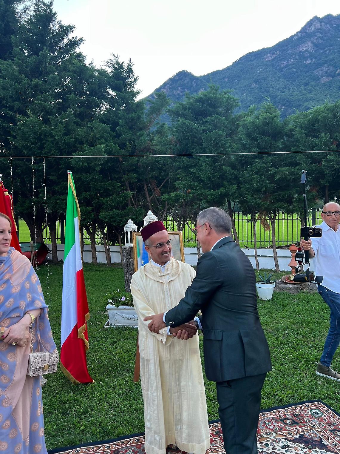 Il consigliere Sergio Bartoli saluta il Console