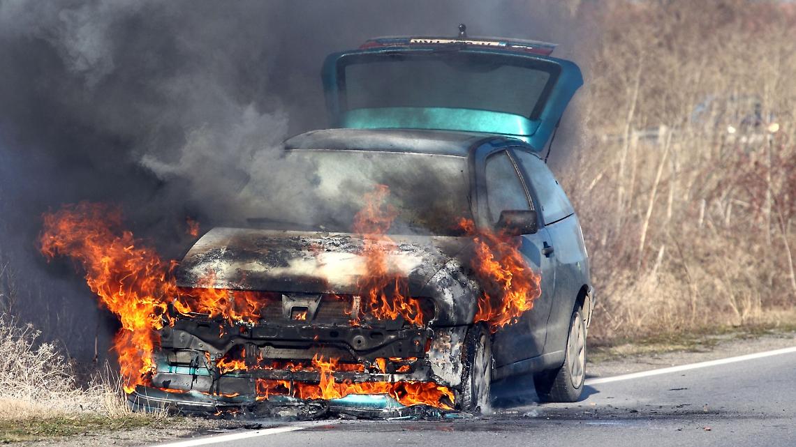 Auto in fiamme a Poirino