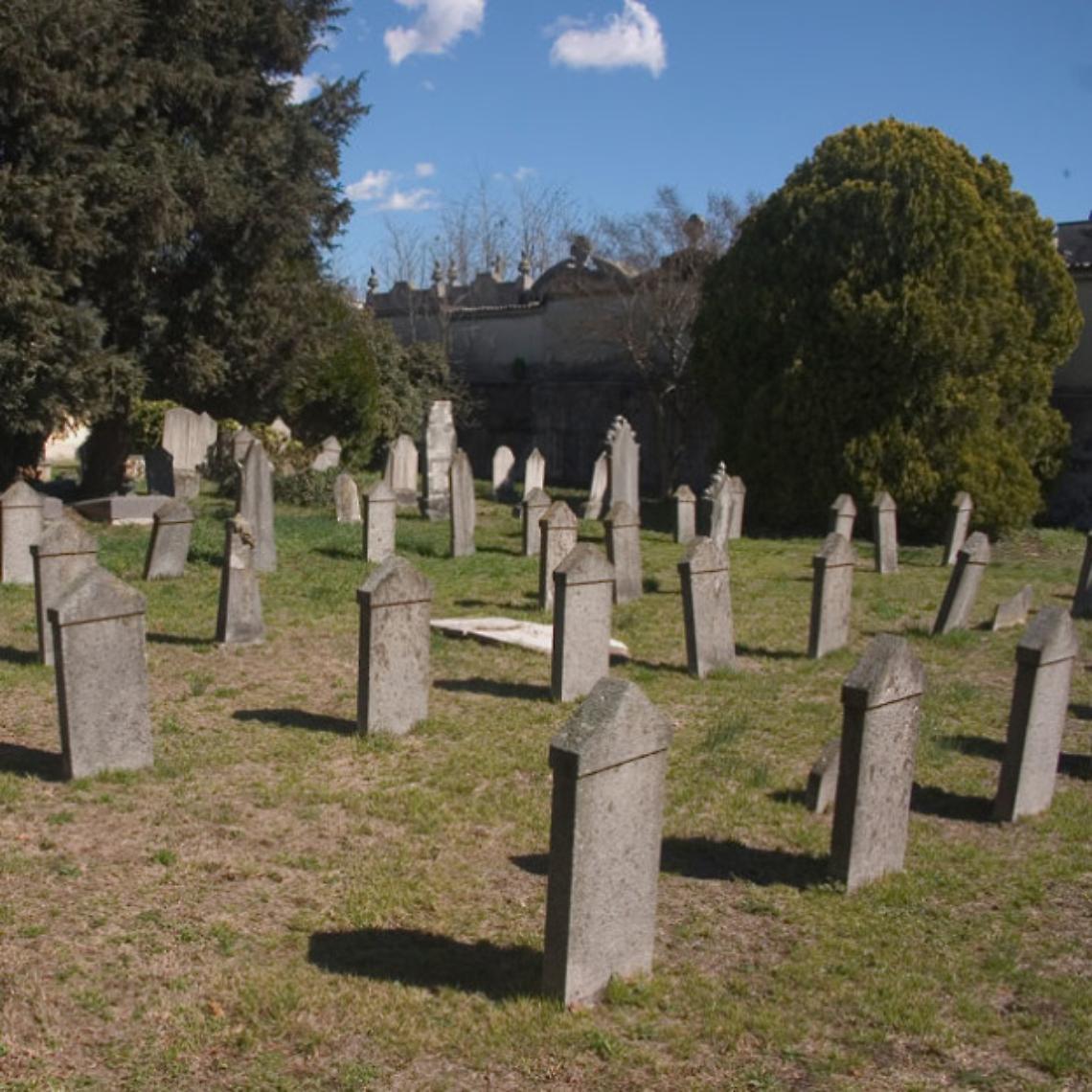 Lo striscione antifascista, il cimitero ebraico e il dialogo mancato 