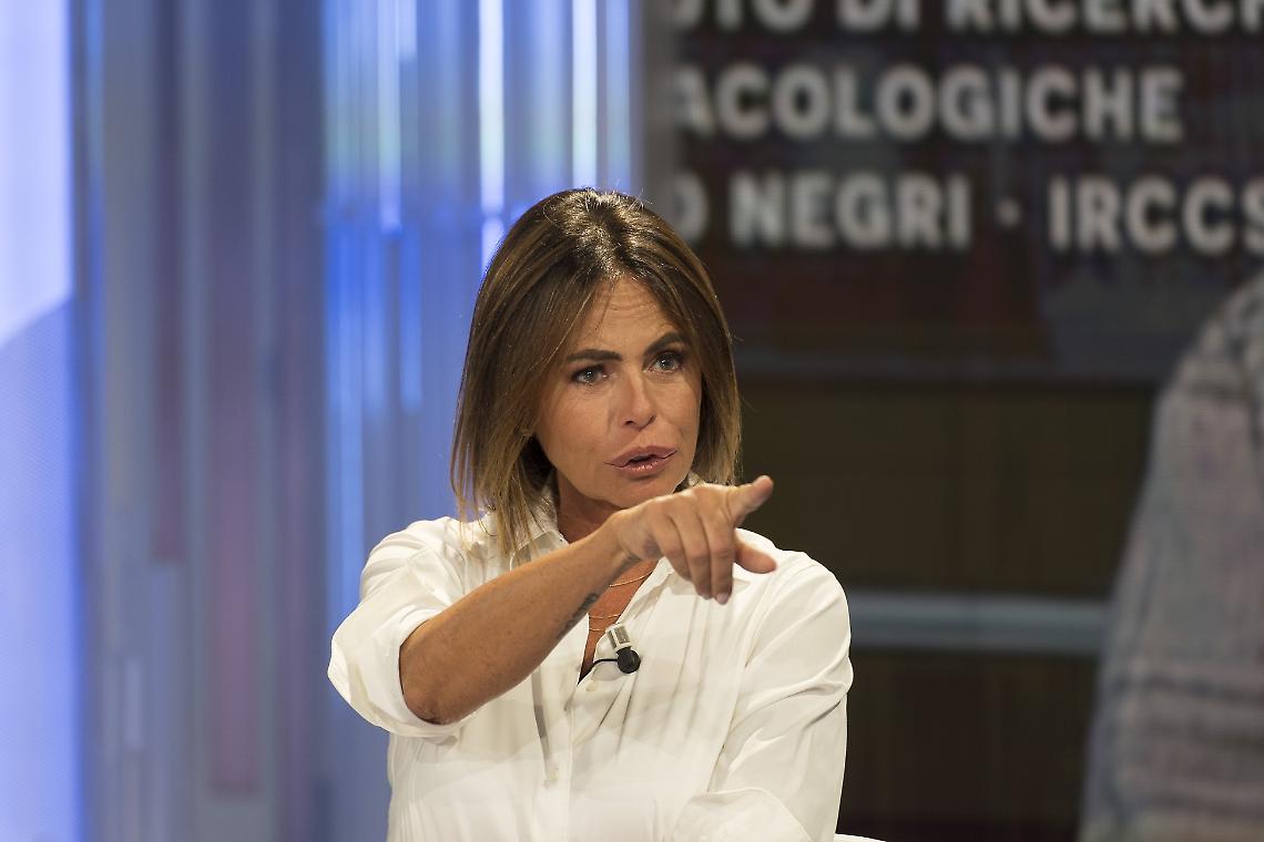 Perego santa subito: difende la D’Urso e bastona Mediaset con eleganza