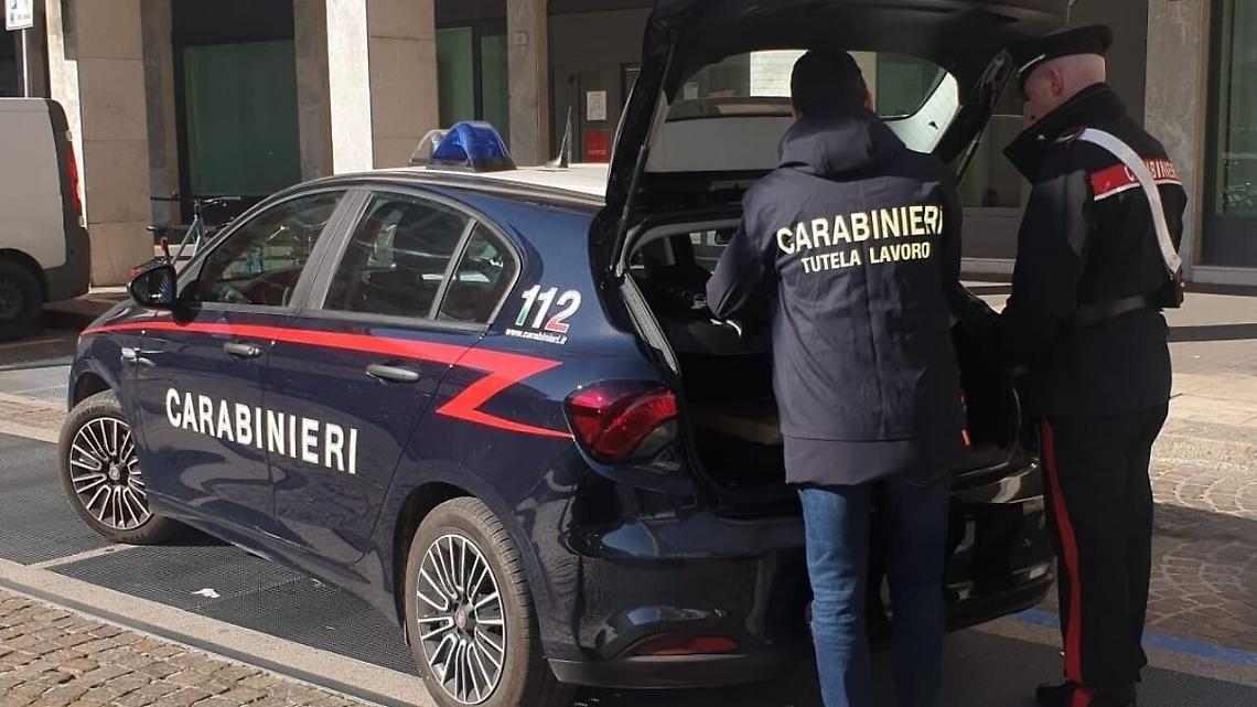 Lavoratori in nero, locali chiusi e telecamere illegali: pioggia di multe nei bar e minimarket di Torino