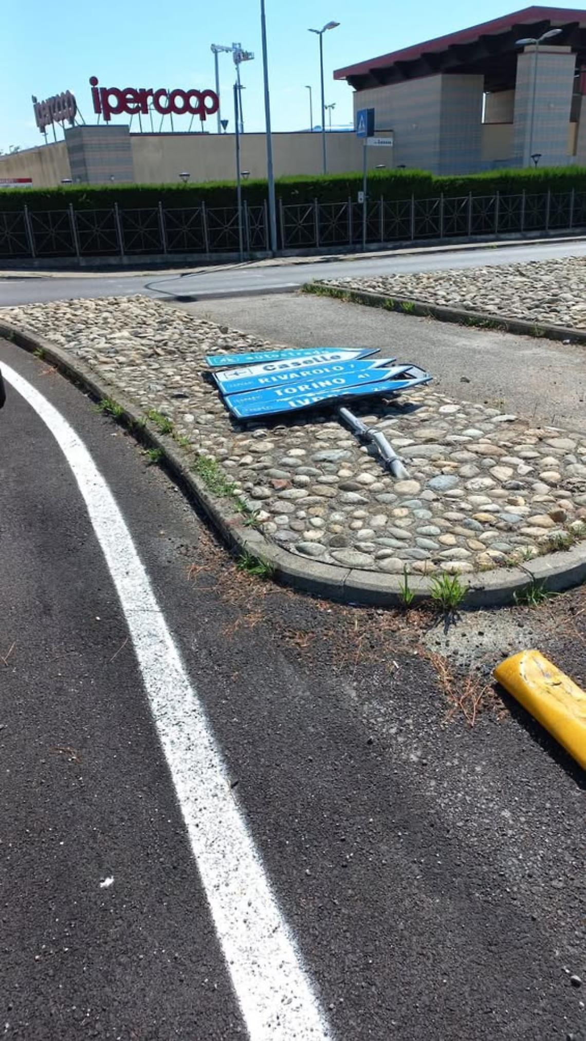 Cuorgnè, incidente allo spartitraffico: automobilista fugge, ma viene rintracciata e multata