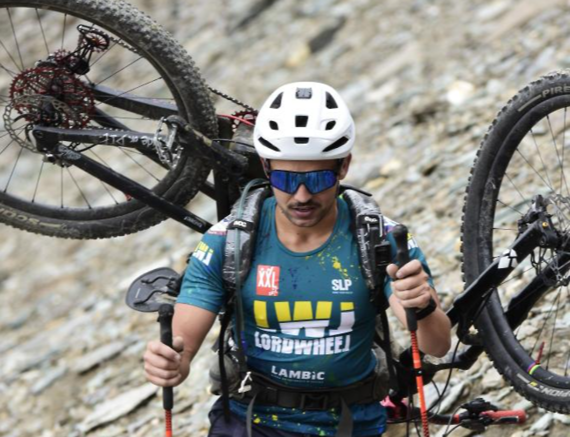 Fabio Caldaro con la bici in spalla verso la cima Rossa della Grivolaossa della 