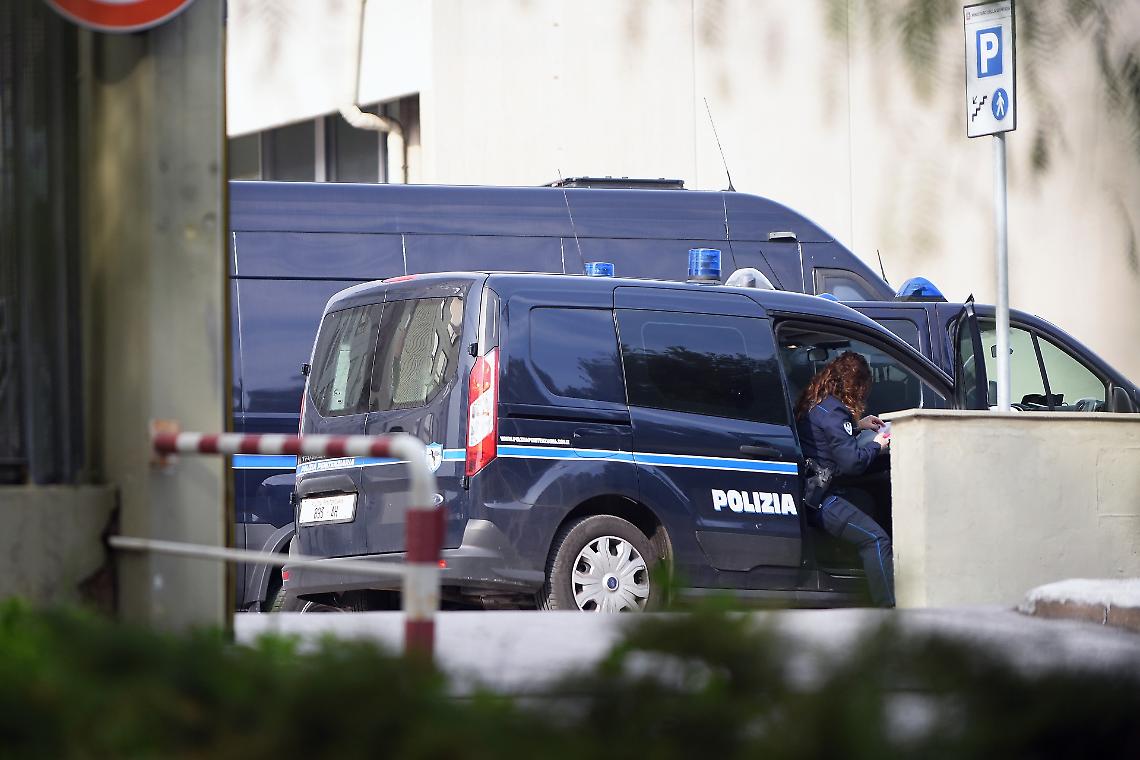 Detenuto tenta di soffocare agente a Torino