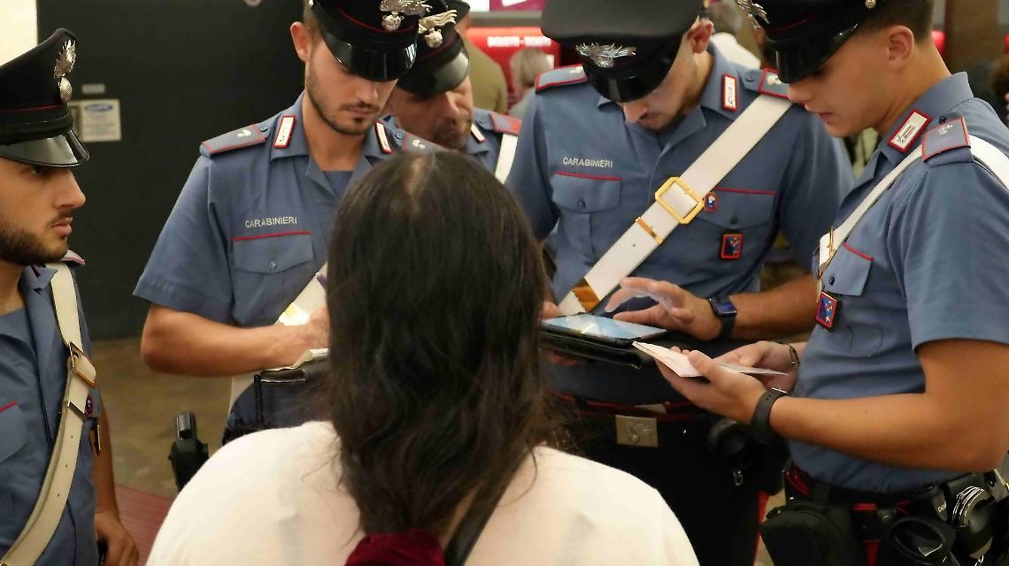 Finti operatori bancari tentano truffa, impiegati salvano due anziane