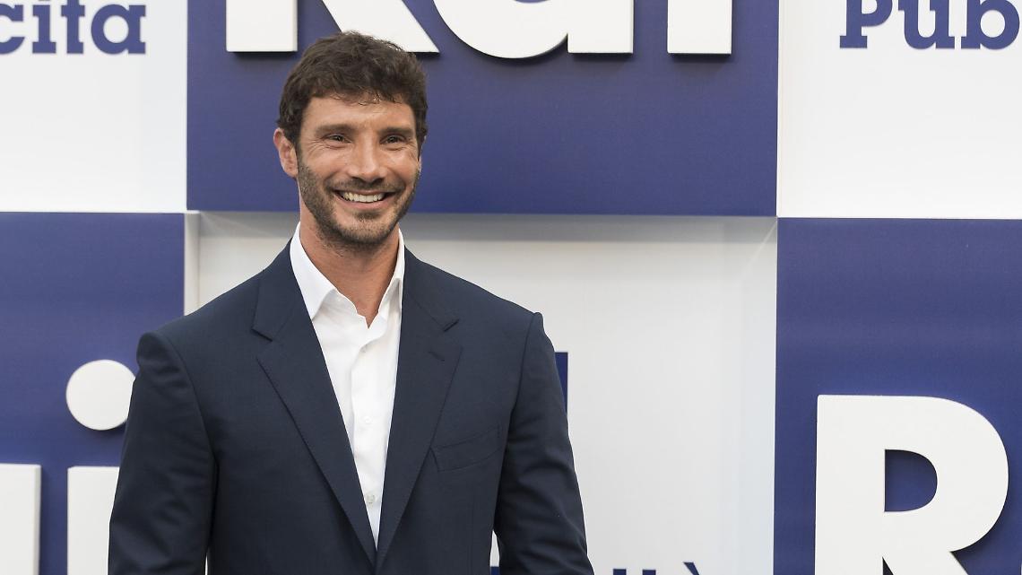 Affari Tuoi anticipa il ritorno: Stefano De Martino sfida Gerry Scotti