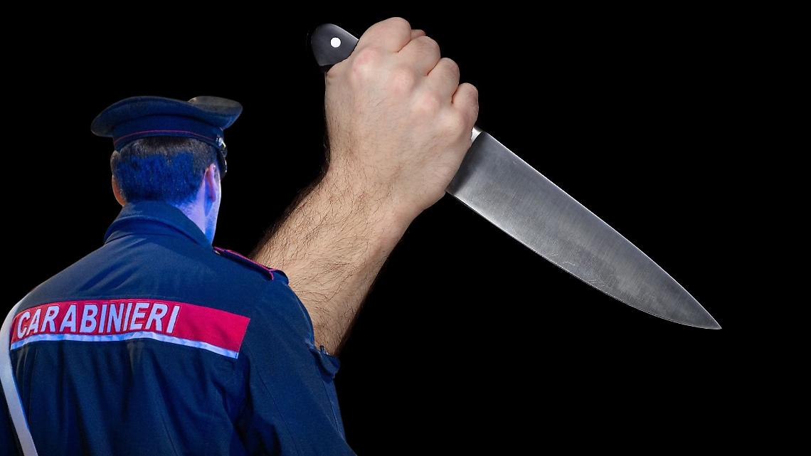 rissa al Movicentro di Ivrea: giovane accoltellato, caccia all'aggressore