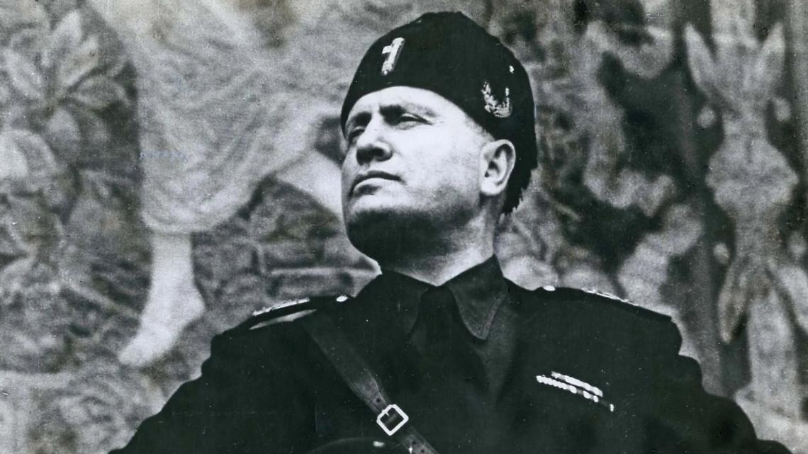 Cercava una foto d'epoca del Duce, finisce in una truffa online