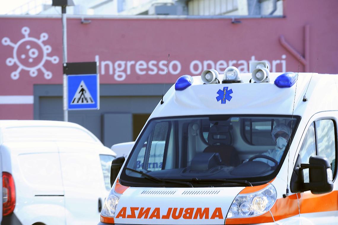 Si ribalta in un ruscello con un mini-escavatore: muore in Canavese uomo di 74 anni