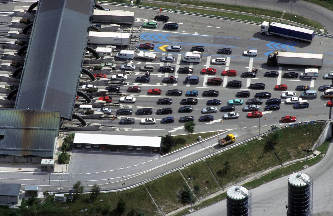 Camper si ribalta in galleria, traffico impazzito sulla A32