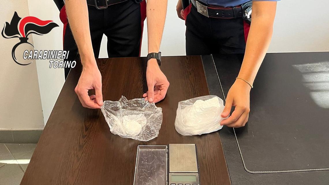 Dalla Calabria a Volpiano, blitz in hotel: 200 grammi di cocaina nascosti tra i vestiti