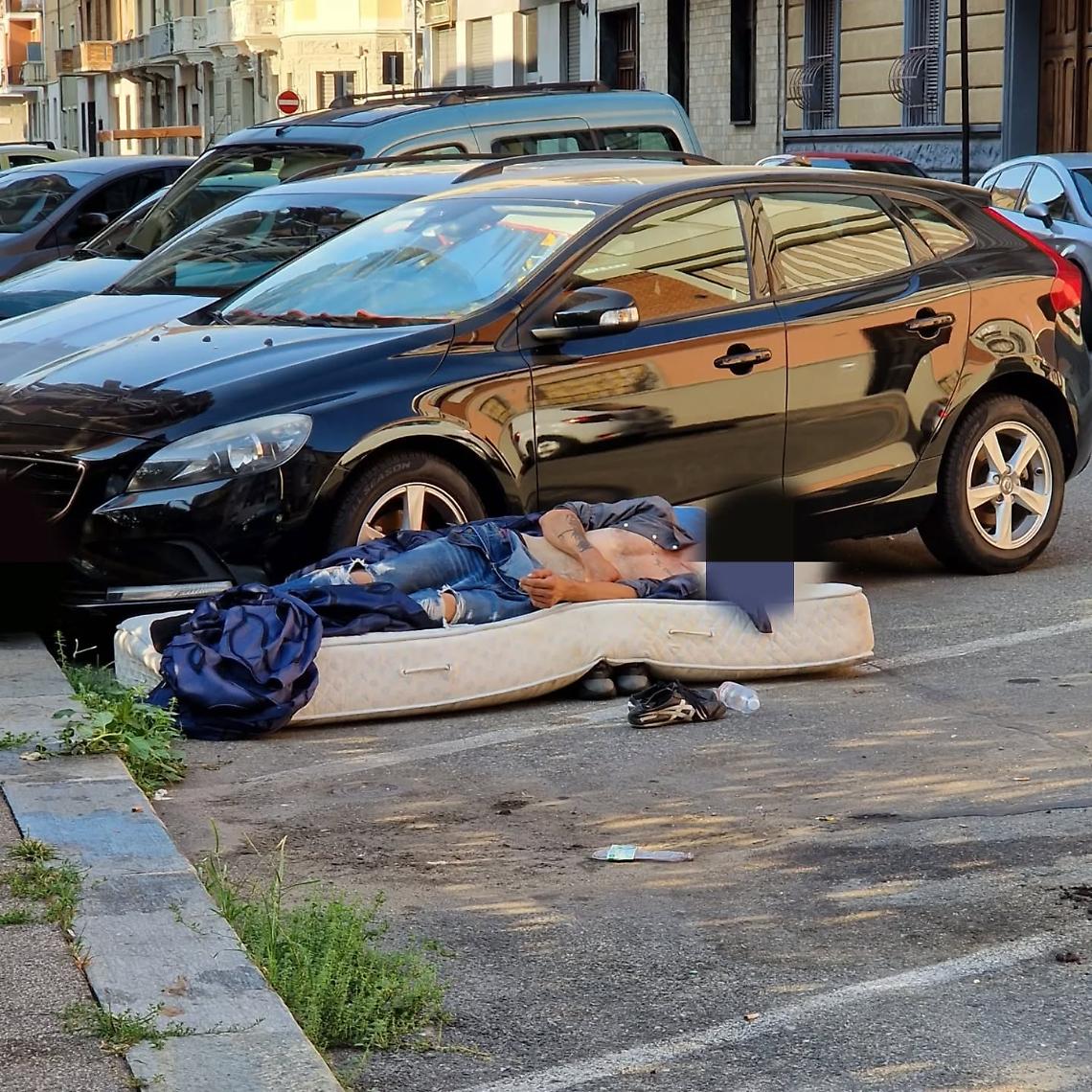 Barriera di Milano, parcheggi trasformati in dormitorio: doppio intervento della Polizia
