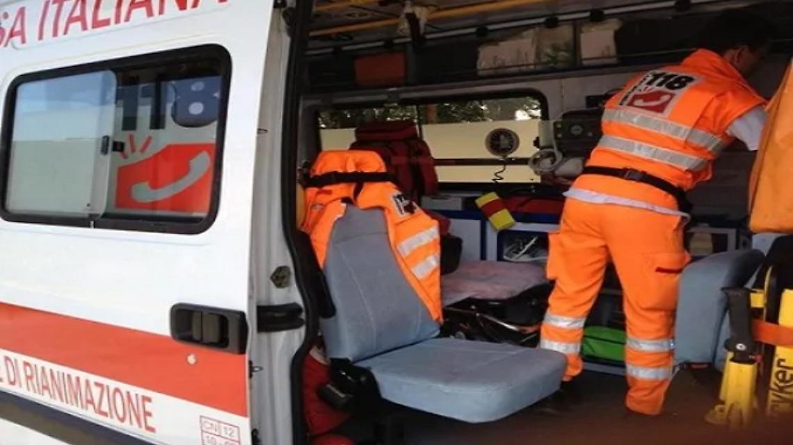 Caduta da dieci metri in un supermercato nel Novarese: lavoratore 47enne in codice rosso