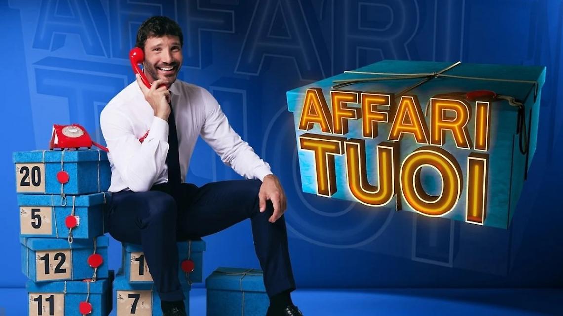 Affari tuoi accelera: casting dal 18 agosto e ritorno il 2 settembre, con il mistero del pacco nero