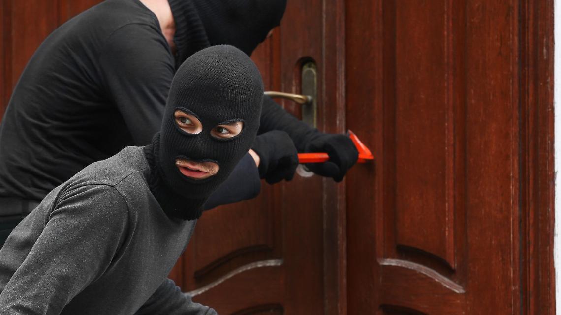 Casa occupata ad Aurora mentre il proprietario è all’estero: quattro fermati dai carabinieri