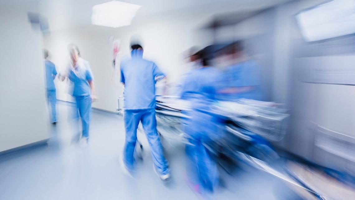 Frugarolo, 17enne in scooter contro un’auto in sosta: lotta in ospedale